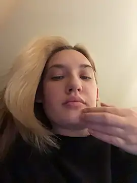 Snapshot of Holly_Molii chatting on June 2026 04:02:02 AM Holly Molii online show from June 2026 04:02:02 AM
