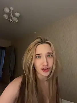 Snapshot of Holly_Molii chatting on June 2026 04:45:02 AM Holly Molii online show from June 2026 04:45:02 AM