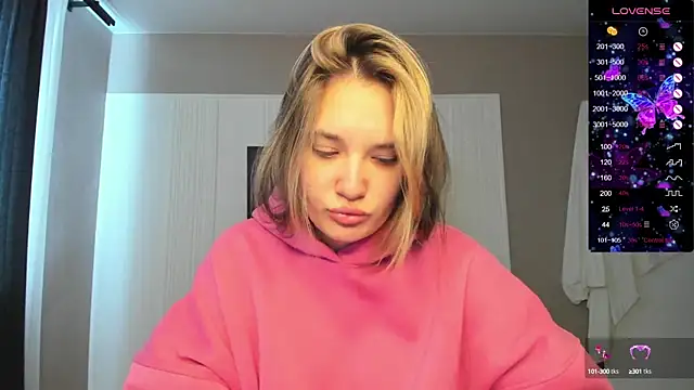 Snapshot of Holly_Molii chatting on September 2025 02:11:01 AM Holly Molii online show from September 2025 02:11:01 AM