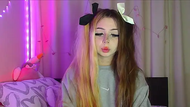 Snapshot of suemeow chatting on March 2025 04:43:01 AM suemeow online show from March 2025 04:43:01 AM