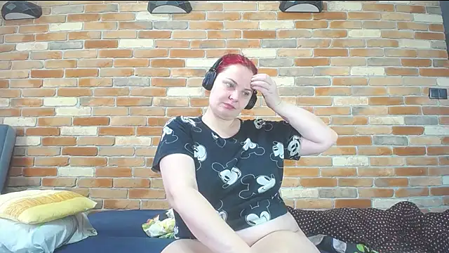 Snapshot of Lusttymommy chatting on December 2024 09:24:01 AM Lusttymommy online show from December 2024 09:24:01 AM