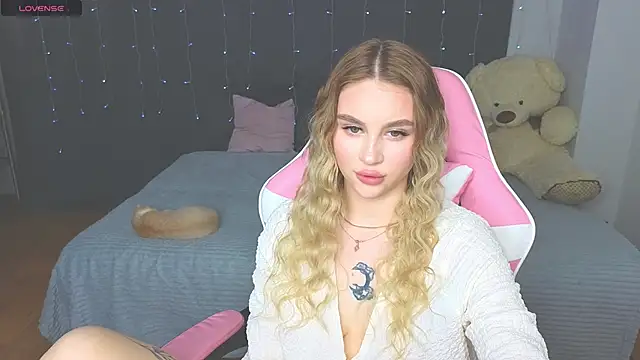 Snapshot of doll_barbieee chatting on May 2026 04:04:02 PM doll barbieee online show from May 2026 04:04:02 PM