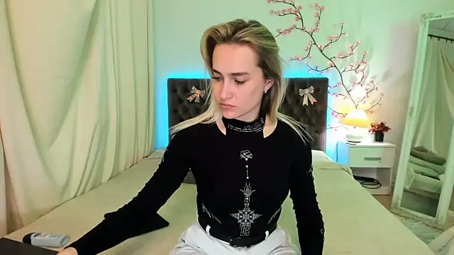 KateOwyns online show from April 2026 12:29:01 PM