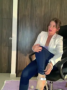 Liloo8923 online show from April 2026 02:03:02 AM