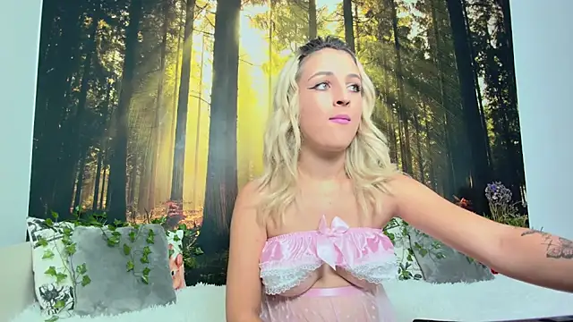 Snapshot of LittleAngelXO chatting on October 2025 07:26:01 PM LittleAngelXO online show from October 2025 07:26:01 PM