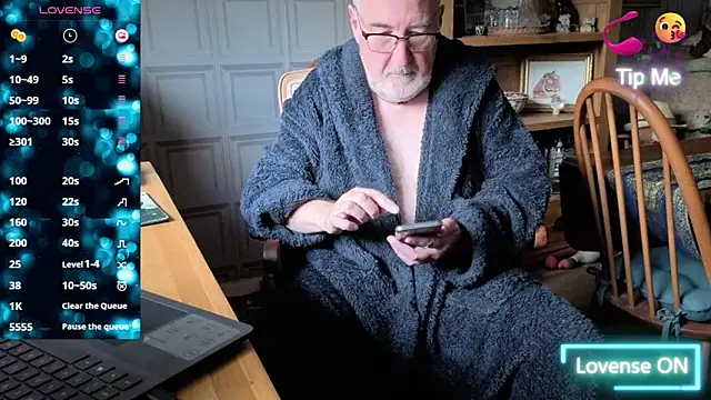 Adamdaddybear online show from October 2025 07:38:01 AM