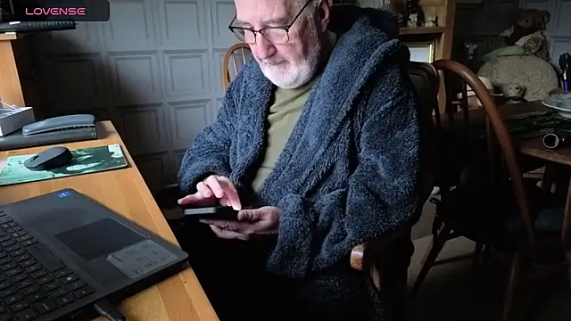 Adamdaddybear online show from October 2025 07:27:01 AM