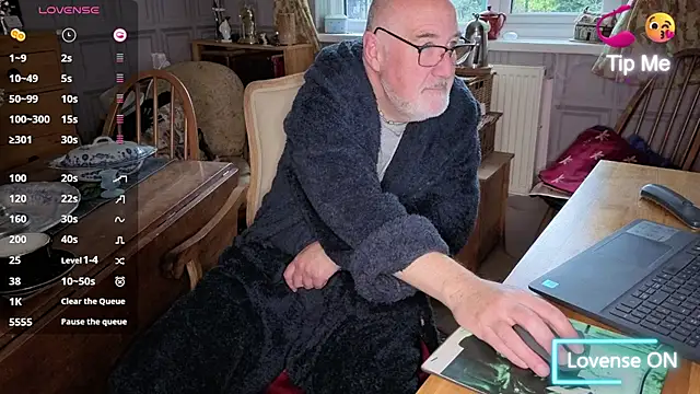 Adamdaddybear online show from October 2025 07:39:02 AM