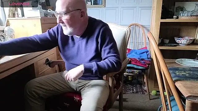 Adamdaddybear online show from September 2025 01:13:01 PM