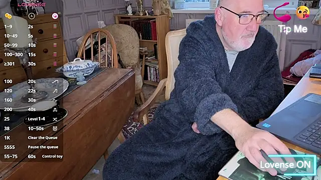 Adamdaddybear online show from October 2025 07:29:01 AM