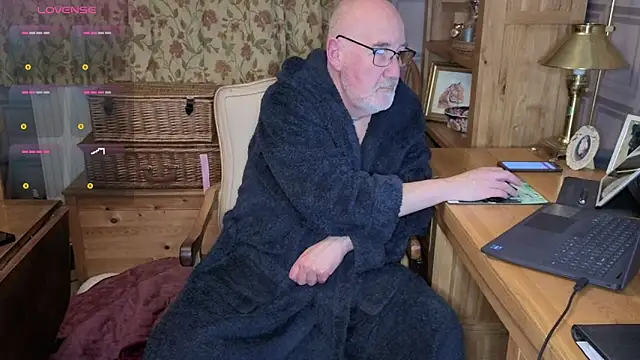 Adamdaddybear online show from March 2026 08:38:01 PM