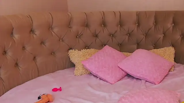 evelonel online show from April 2026 07:15:02 PM