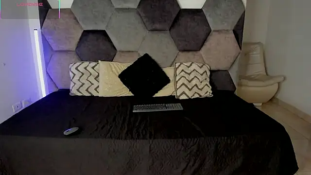 Latrellx7 online show from April 2026 03:24:01 AM