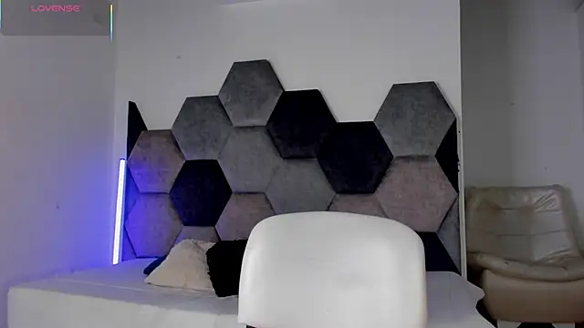 Latrellx7 online show from April 2026 04:07:02 AM