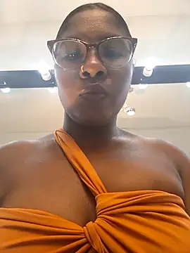 Snapshot of LaurennTyler chatting on February 2025 08:18:01 PM LaurennTyler online show from February 2025 08:18:01 PM