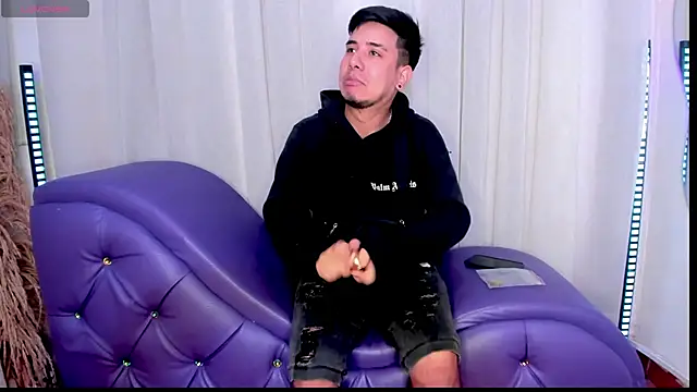 Snapshot of Yourslust_ chatting on November 2025 01:32:02 PM Yourslust online show from November 2025 01:32:02 PM