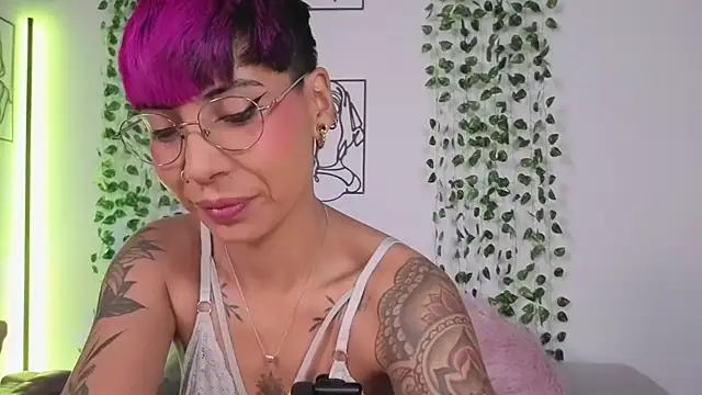 Snapshot of MiaMorgan_ chatting on May 2026 04:05:01 PM MiaMorgan online show from May 2026 04:05:01 PM