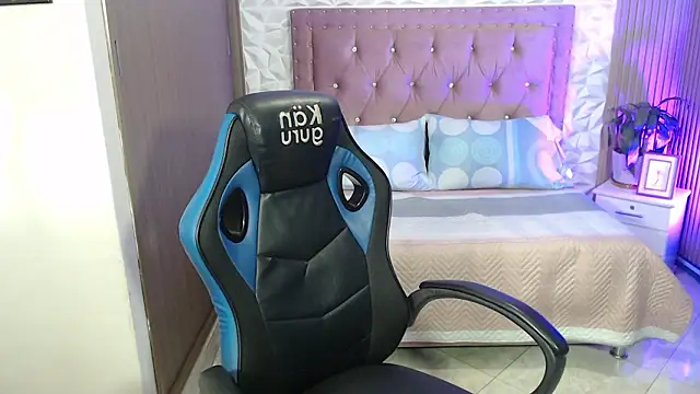 Perla prg online show from March 2026 01:59:01 PM