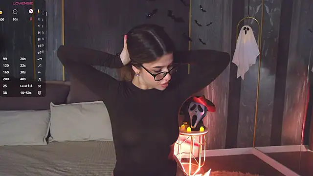 Sara Lewiis online show from October 2025 04:28:02 PM