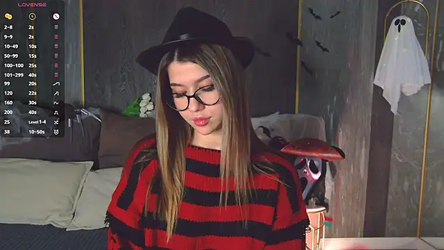 Sara Lewiis online show from October 2025 04:58:02 PM