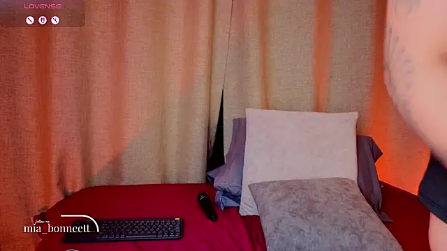 mia bonneett online show from April 2026 07:45:01 AM