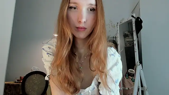 LisaIcon online show from November 2025 01:00:02 PM