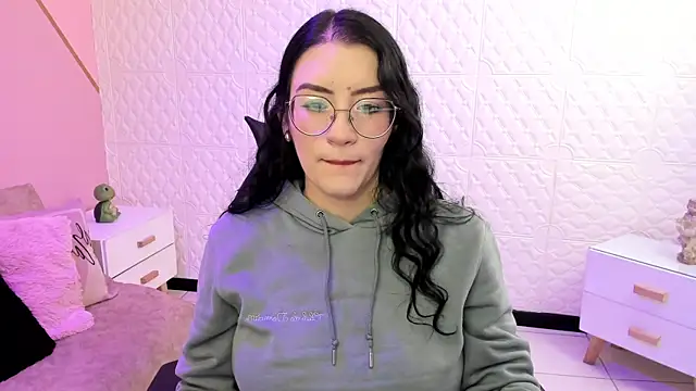 Snapshot of Violetaa_diazz chatting on November 2025 09:18:02 PM Violetaa diazz online show from November 2025 09:18:02 PM