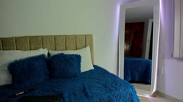 Snapshot of cristalwalker__ chatting on October 2025 10:37:02 AM cristalwalker online show from October 2025 10:37:02 AM