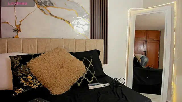 Snapshot of cristalwalker__ chatting on July 2026 11:21:01 AM cristalwalker online show from July 2026 11:21:01 AM