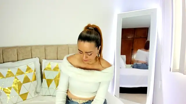 Snapshot of cristalwalker__ chatting on November 2025 12:31:01 PM cristalwalker online show from November 2025 12:31:01 PM