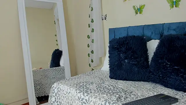 cristalwalker   online show from March 2025 06:50:01 PM