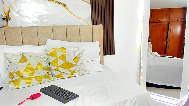 cristalwalker   online show from March 2026 11:04:02 AM