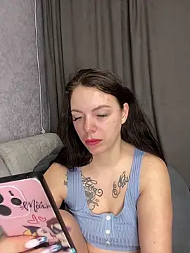 Lola Hale online show from February 2026 07:00:01 PM