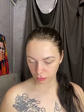 Lola Hale online show from May 2026 06:00:01 PM