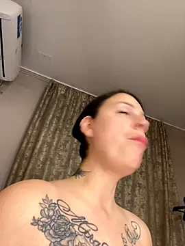 Lola Hale online show from November 2025 06:01:01 PM