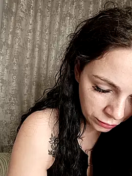 Lola Hale online show from November 2025 06:12:01 PM