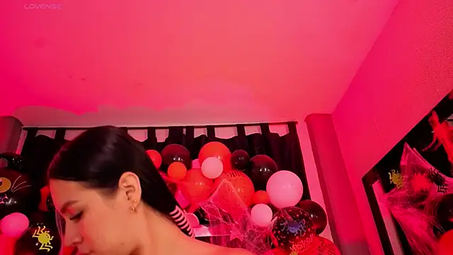 Mia Oxford online show from October 2025 12:17:01 PM