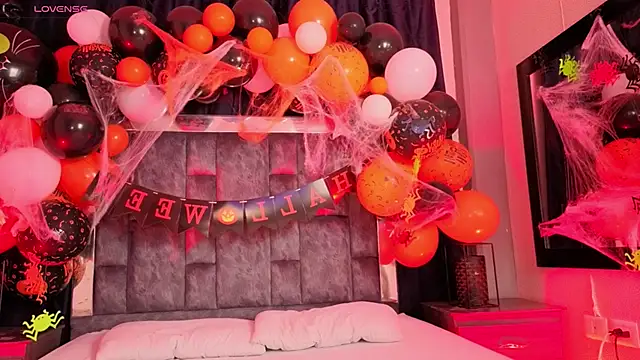 Mia Oxford online show from October 2025 12:26:02 PM