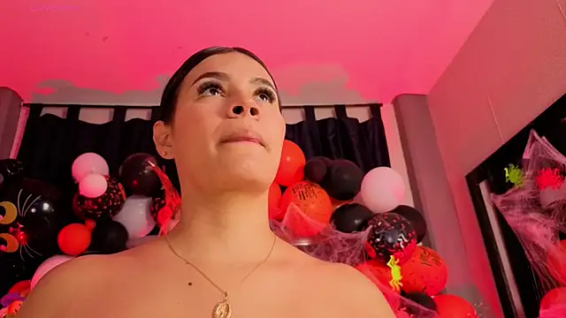 Mia Oxford online show from October 2025 01:32:01 PM