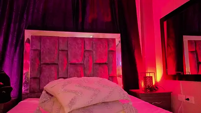 Mia Oxford online show from October 2025 12:24:01 PM