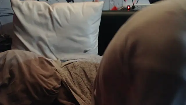 Snapshot of roystonee01 chatting on February 2026 08:33:02 AM roystonee01 online show from February 2026 08:33:02 AM