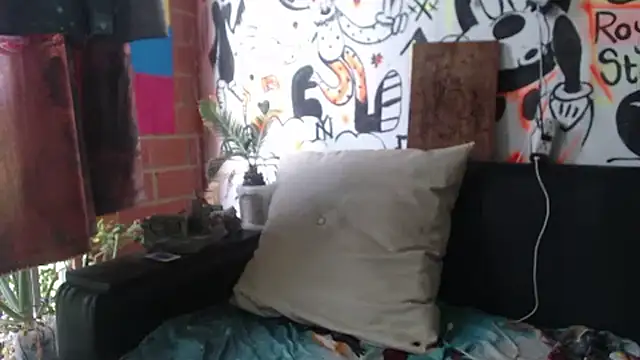 roystonee01 online show from November 2025 01:26:02 PM