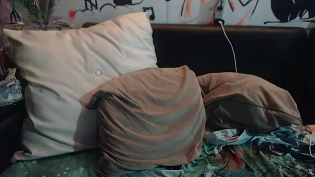 roystonee01 online show from November 2025 06:28:01 AM