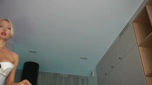 Snapshot of DreamSofia chatting on September 2025 08:32:02 AM DreamSofia online show from September 2025 08:32:02 AM