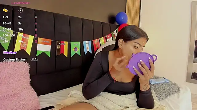 sweetsofia18 online show from June 2026 11:32:02 PM
