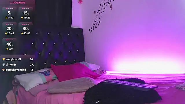 littleayshel online show from November 2025 01:26:02 PM