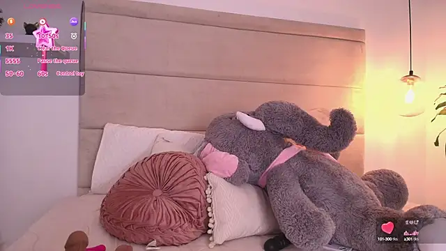 Mollymoon1 online show from September 2025 08:31:01 PM