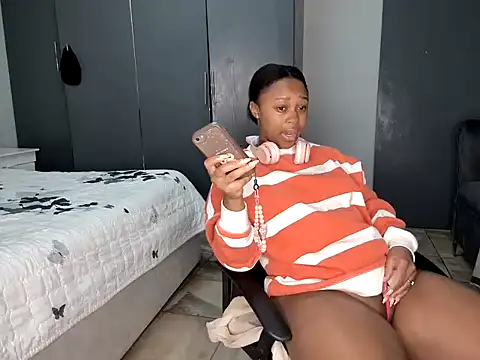 Pearl 00 online show from February 2026 11:38:01 PM