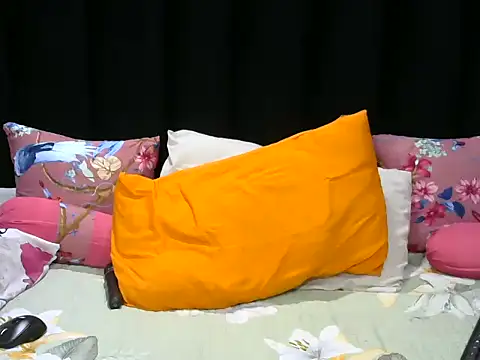 Pearl 00 online show from June 2026 06:18:02 PM