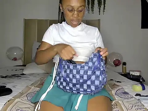 Pearl 00 online show from March 2025 09:02:02 PM